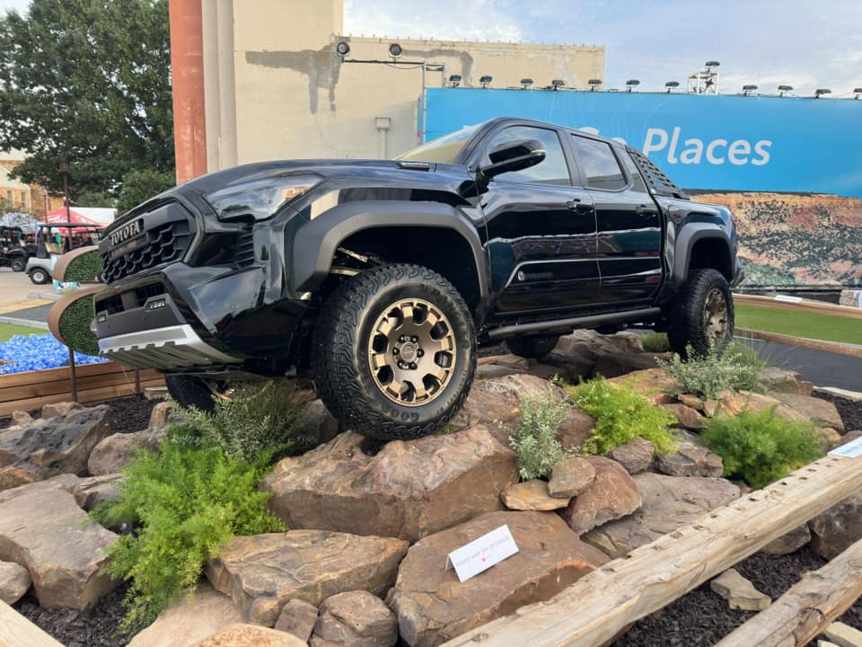 2024 Tacoma BLACK 2024 Tacoma Thread (4th Gen) 4th-gen-2024-toyota-tacoma-trailhunter-black-1-