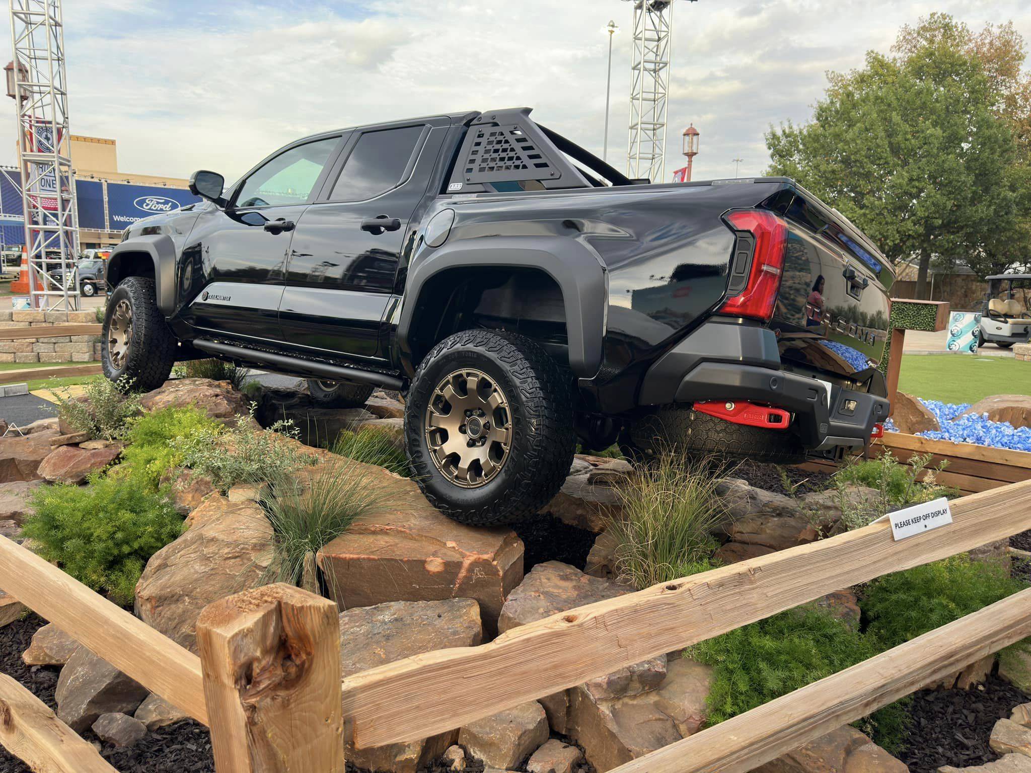 2024 Tacoma BLACK 2024 Tacoma Thread (4th Gen) 4th-gen-2024-toyota-tacoma-trailhunter-black-2-