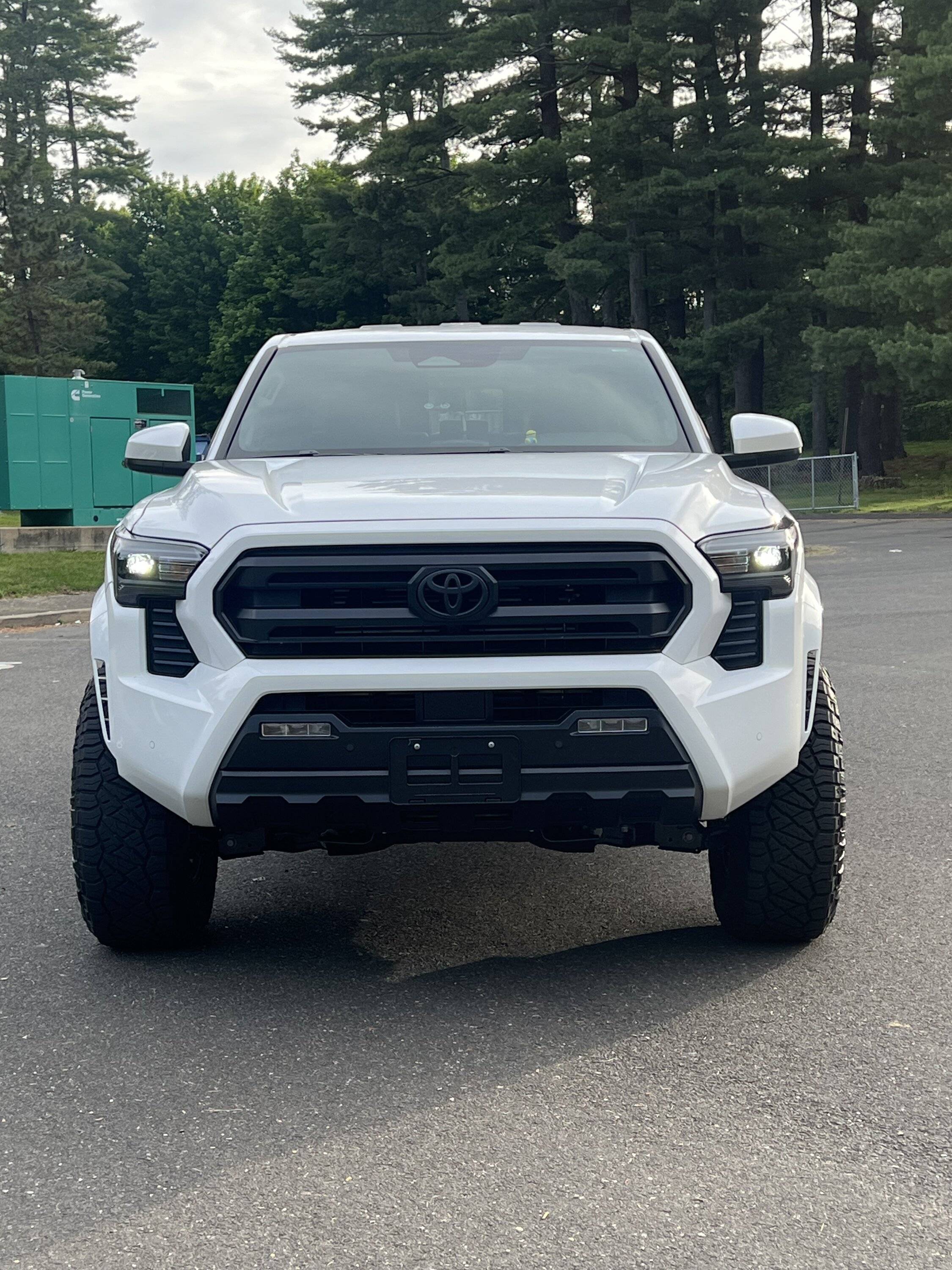 2024 Tacoma Rough Country Level + 285/70/17 tires sitting on KMC +18 wheels IMG_8071