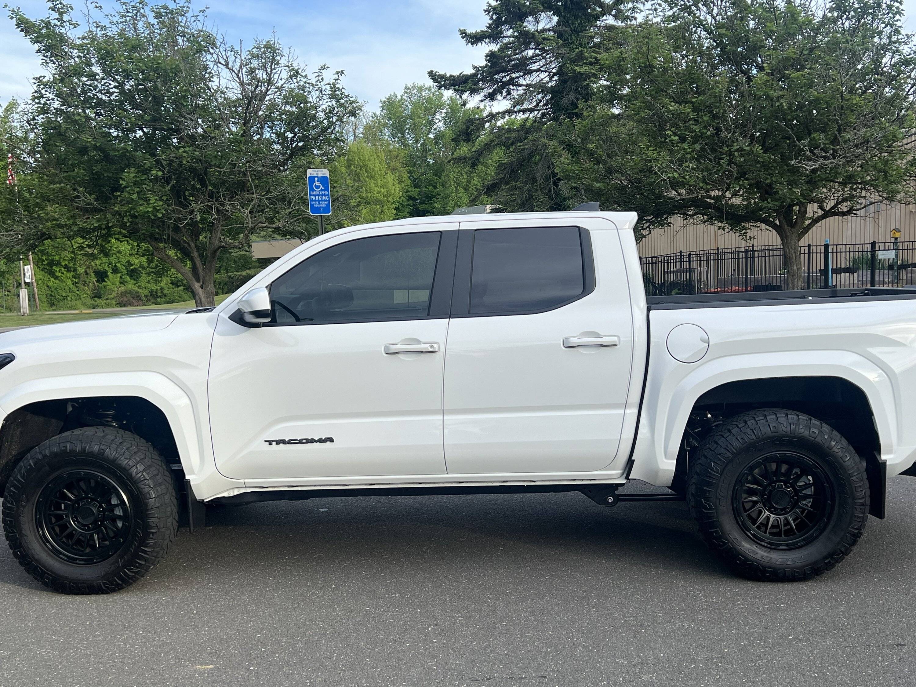 2024 Tacoma Rough Country Level + 285/70/17 tires sitting on KMC +18 wheels IMG_8073