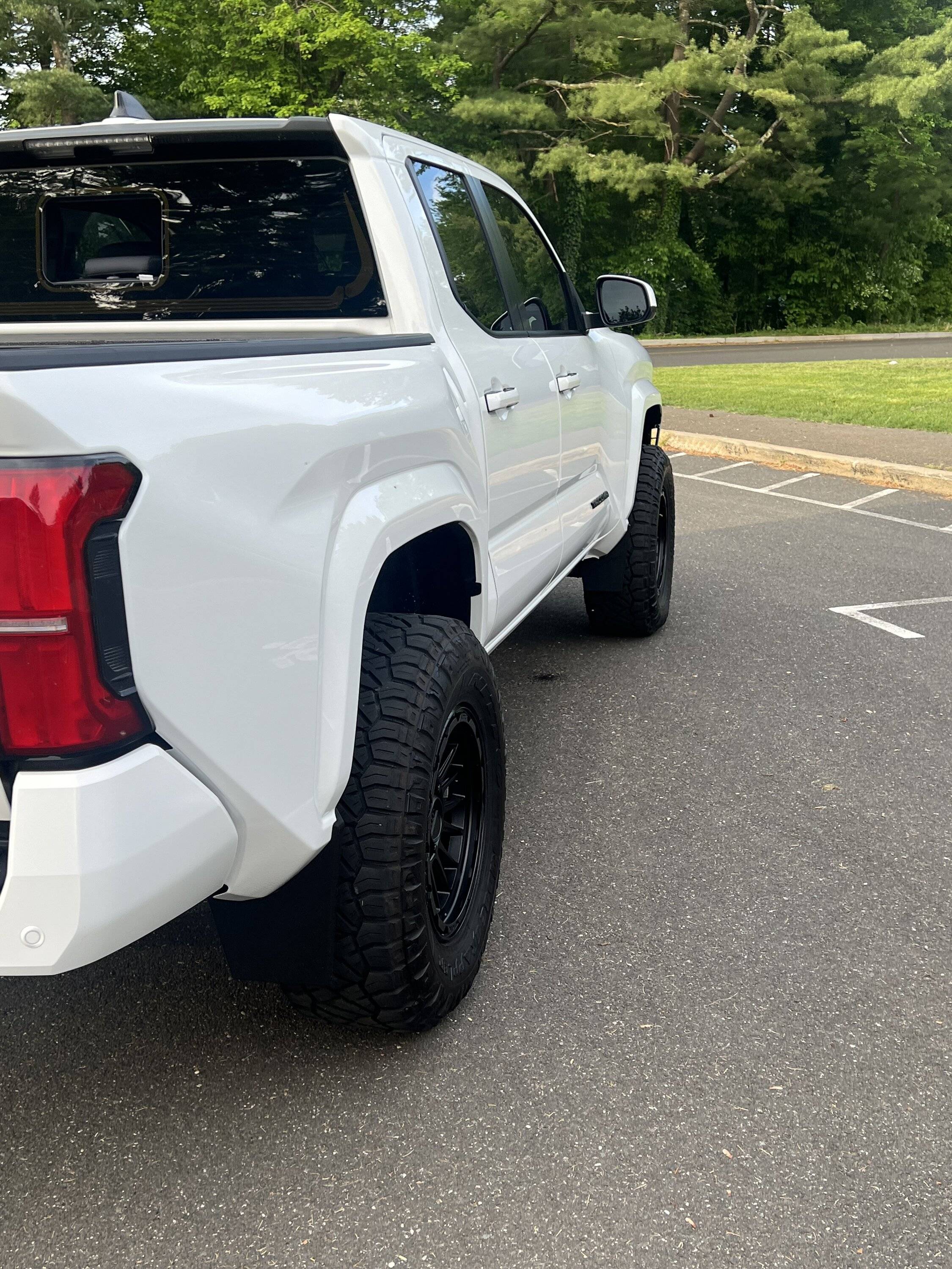 2024 Tacoma Rough Country Level + 285/70/17 tires sitting on KMC +18 wheels IMG_8075