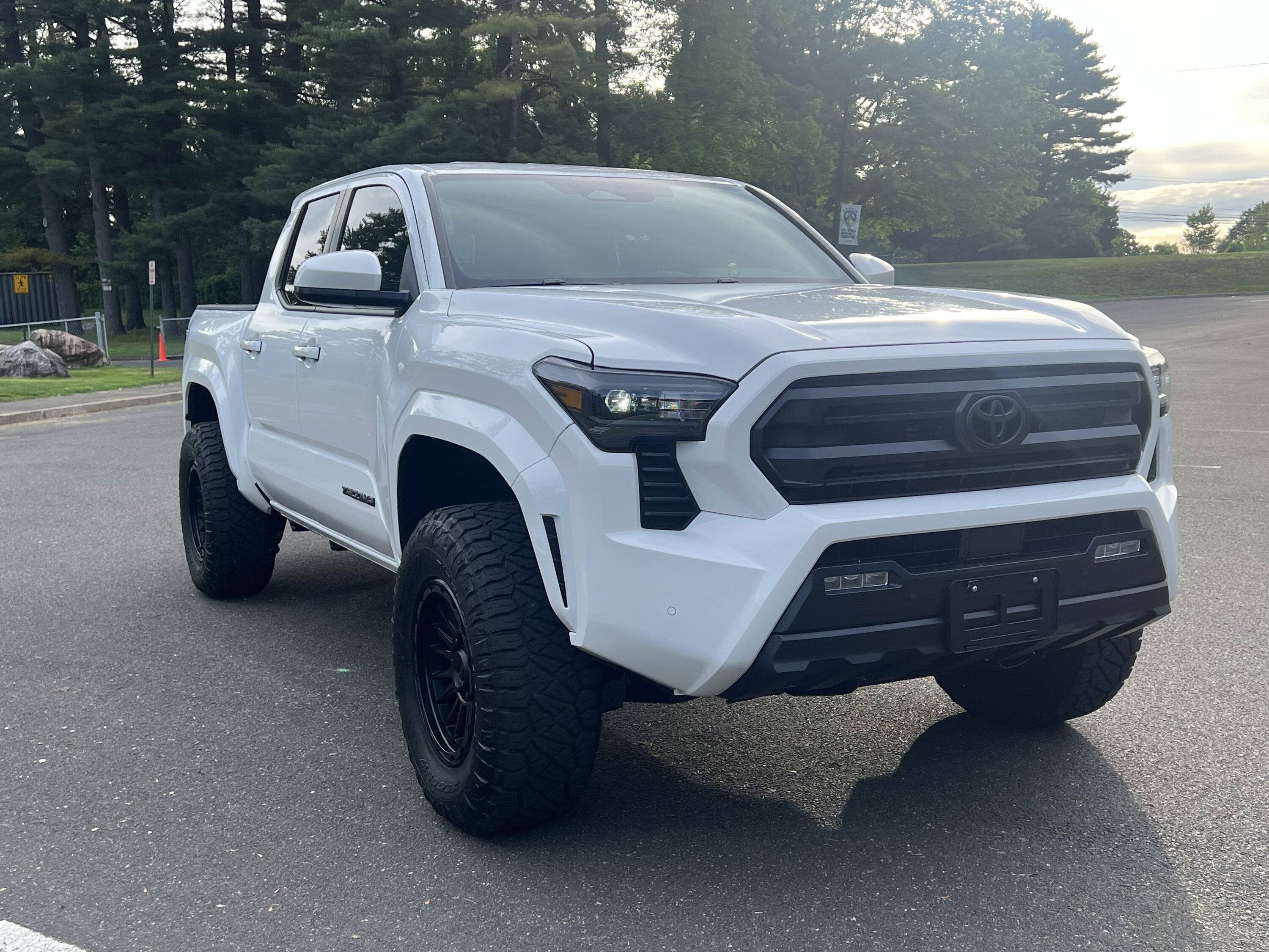 2024 Tacoma Rough Country Level + 285/70/17 tires sitting on KMC +18 wheels IMG_8076