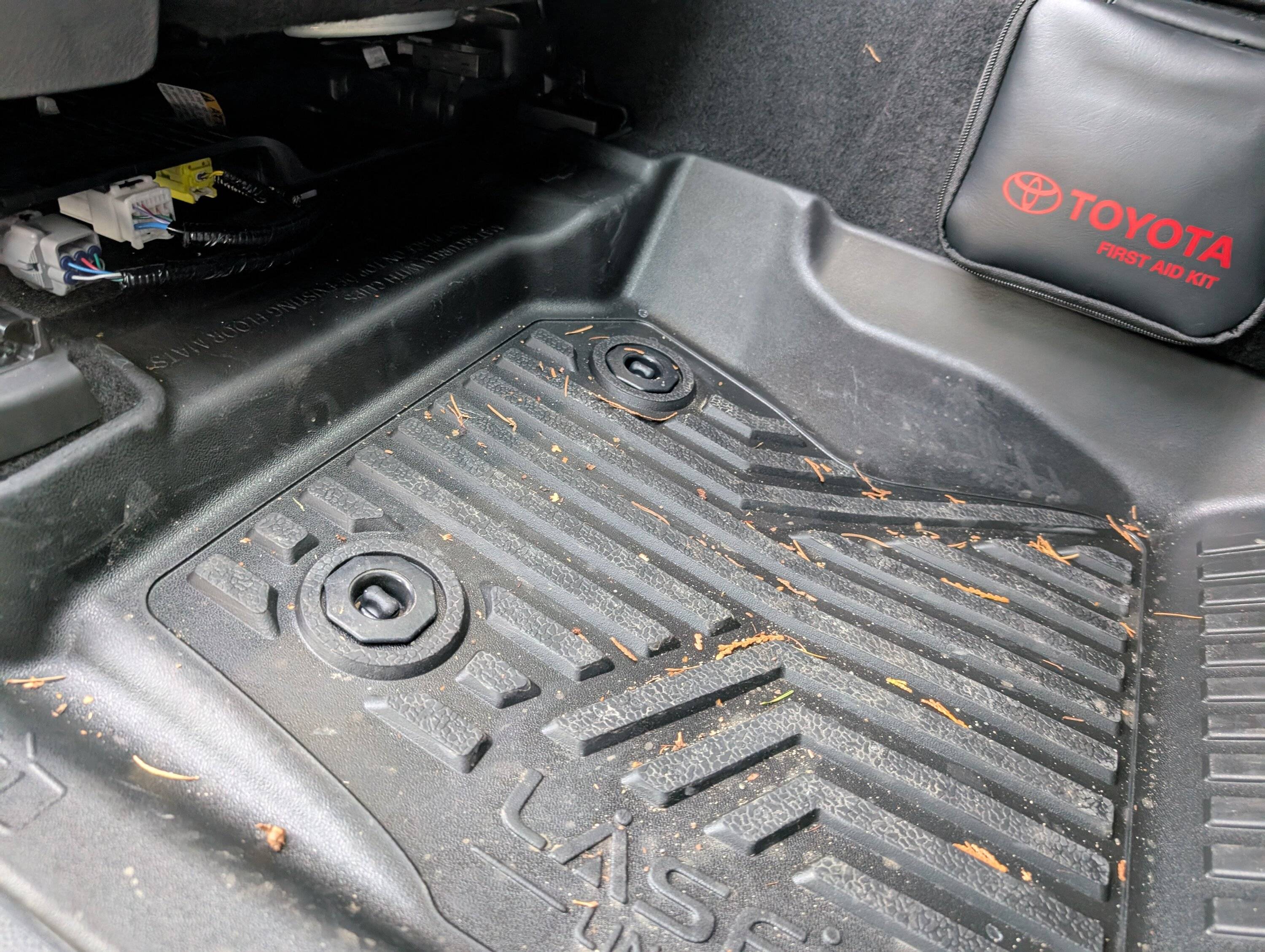 2024 Tacoma Lasfit all weather floormats crush the PNW rain and snow PXL_20241201_234414514