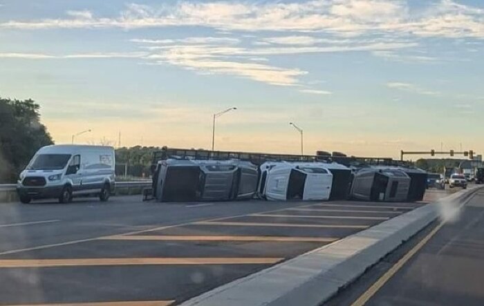 [Picture] Which one of y'all will be getting a call from your dealer 🤣 Trailer carrying new Tacomas flips on highway